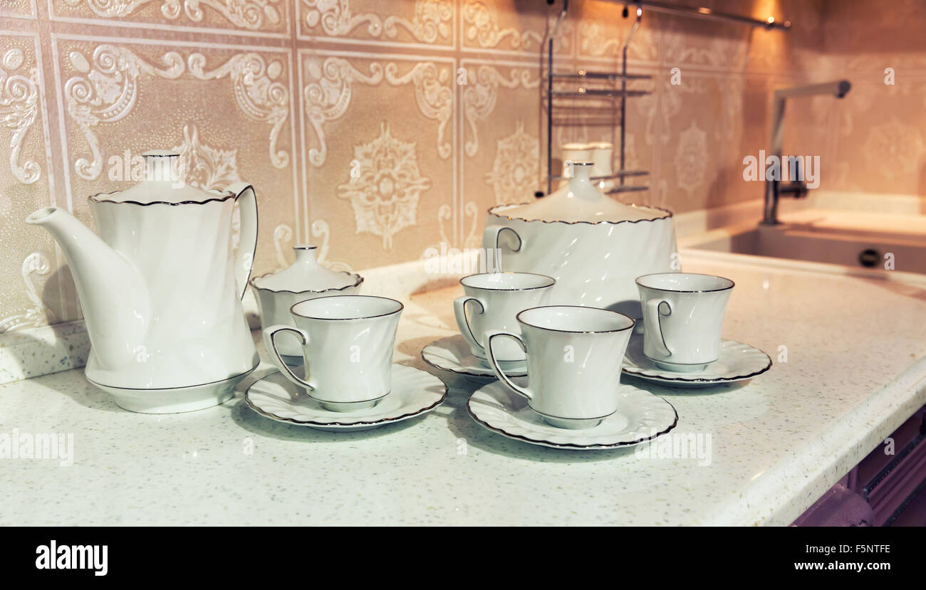 Weiße Tassen Tee mit einer Teekanne und Zuckerdose Stockfoto