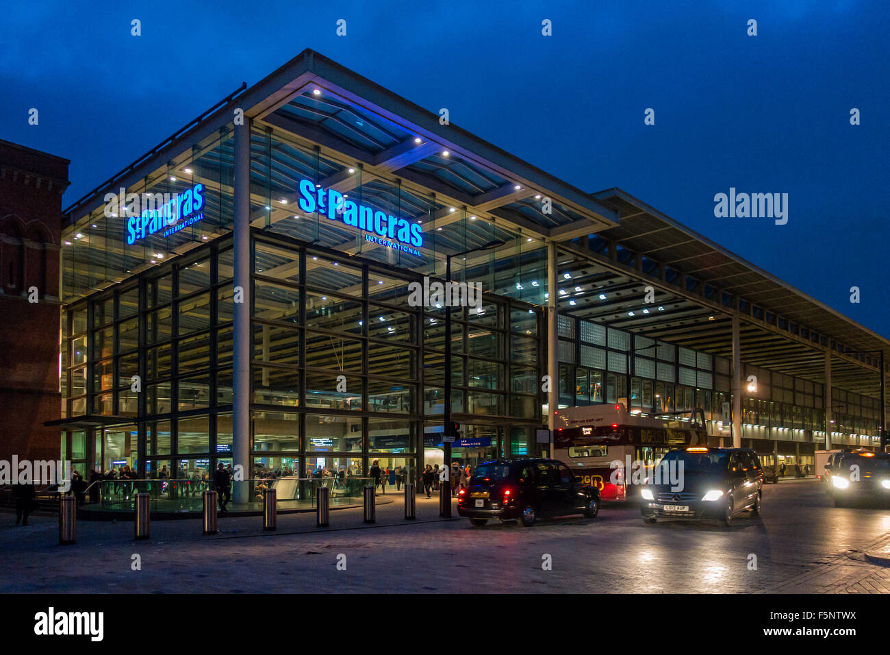 St. Pancras International Station Euston Road London England UK Nacht Stockfoto