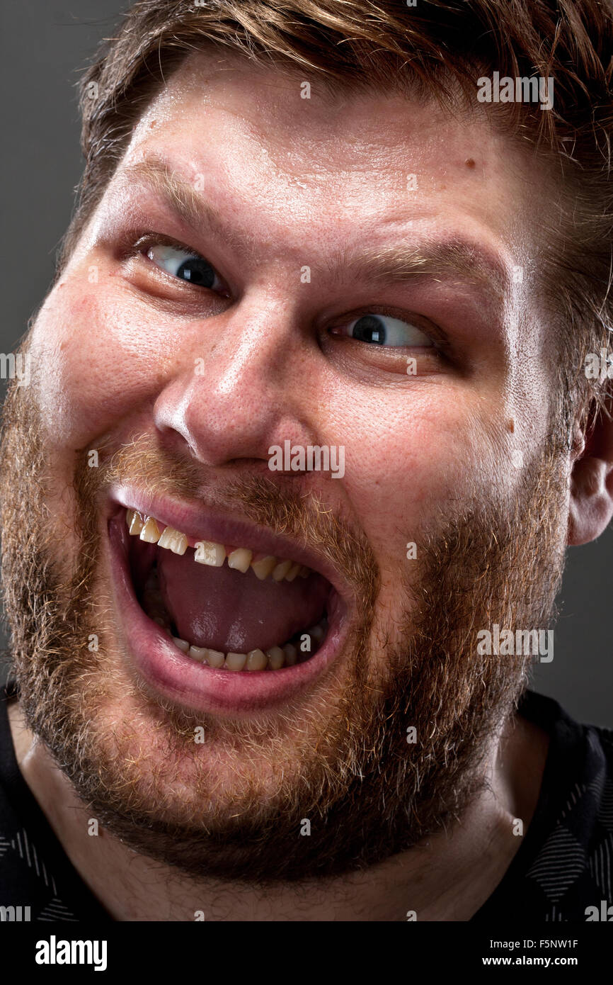 Porträt von verrückter Mann dummes Gesicht machen Stockfoto