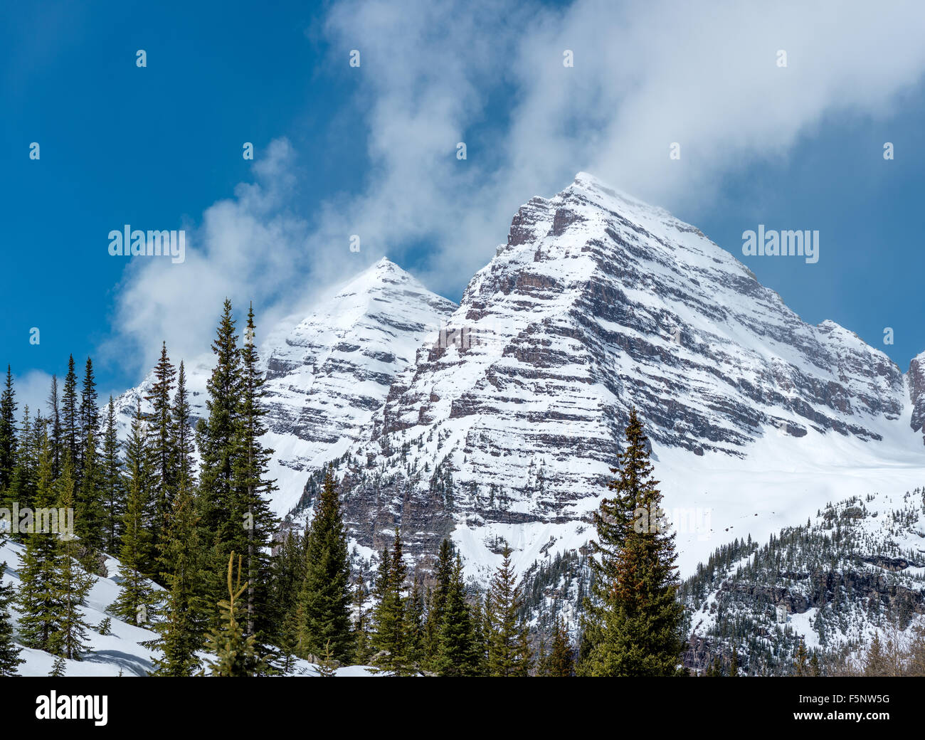 Felsige Berge mit Schnee und Wolken Stockfoto