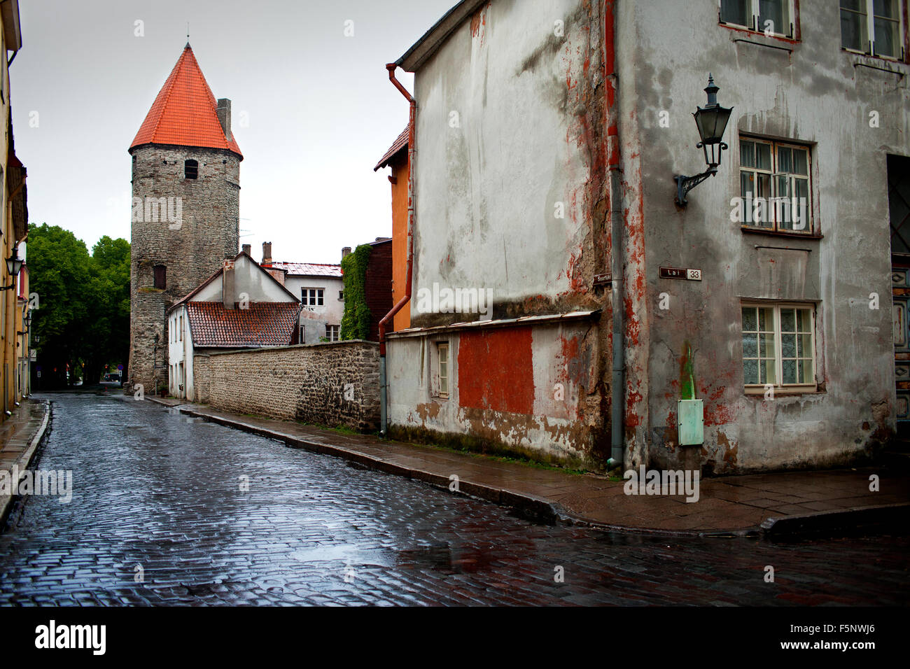 Nach dem Regen. Straße und Turm der Stadtmauer. Alte Stadt. Tallinn, Estland. Stockfoto