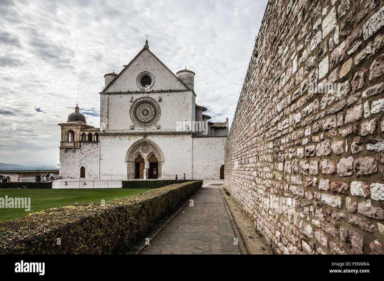 Basilika des Heiligen Franziskus von Assisi (Basilica Papale di San Francesco) mit Lower Plaza in Assisi, Umbrien, Italien Stockfoto
