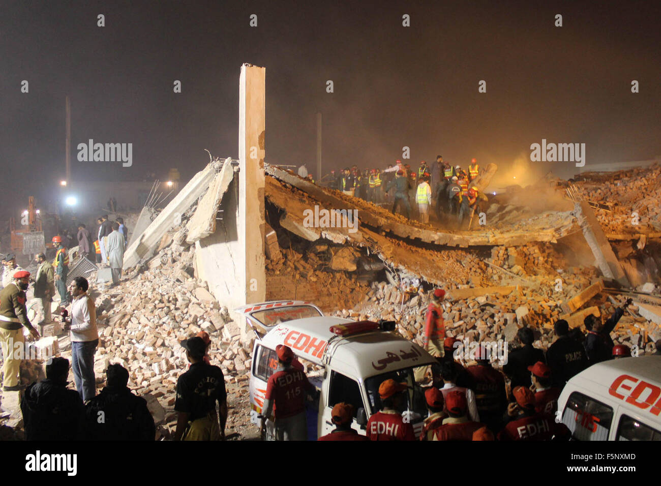 Lahore. 7. November 2015. Retter suchen Opfer in den Trümmern eines eingestürzten Fabrik am Rande des östlichen Pakistan Lahore am 7. November 2015. Zahl der Todesopfer durch den Zusammenbruch einer Fabrik in der östlichen Stadt Lahore in Pakistan stieg auf 49 als Retter fuhr fort, weitere Leichen am vierten Tag abrufen, Beamte sagte am Samstag. Bildnachweis: Jamil Ahmed/Xinhua/Alamy Live-Nachrichten Stockfoto