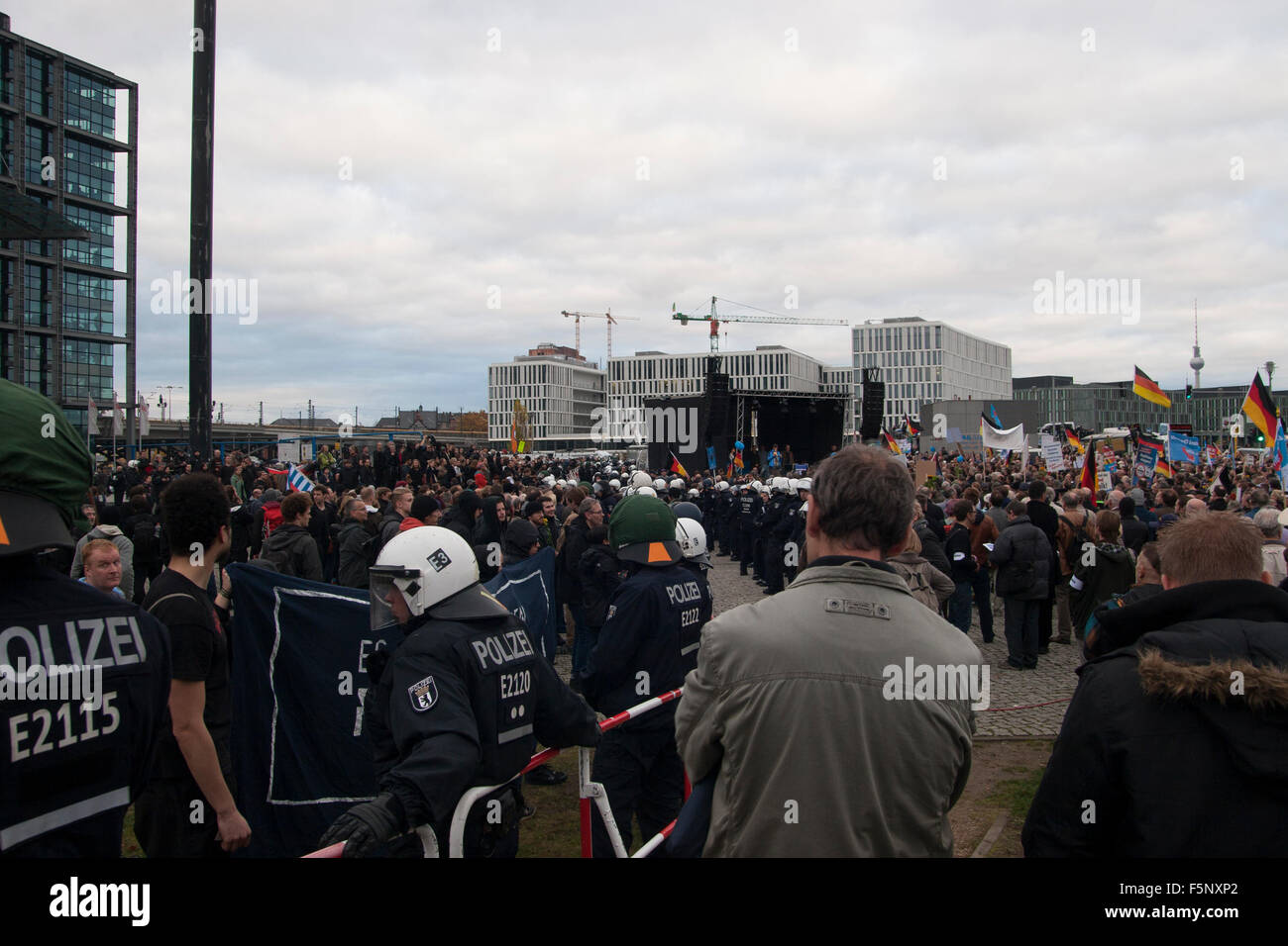 Berlin, Deutschland. 7. November 2015. Demonstration durch deutsche Partei AfD in Berlin, Deutschland. Zähler-Protest (links) und AfD Demonstration (rechts). Stockfoto