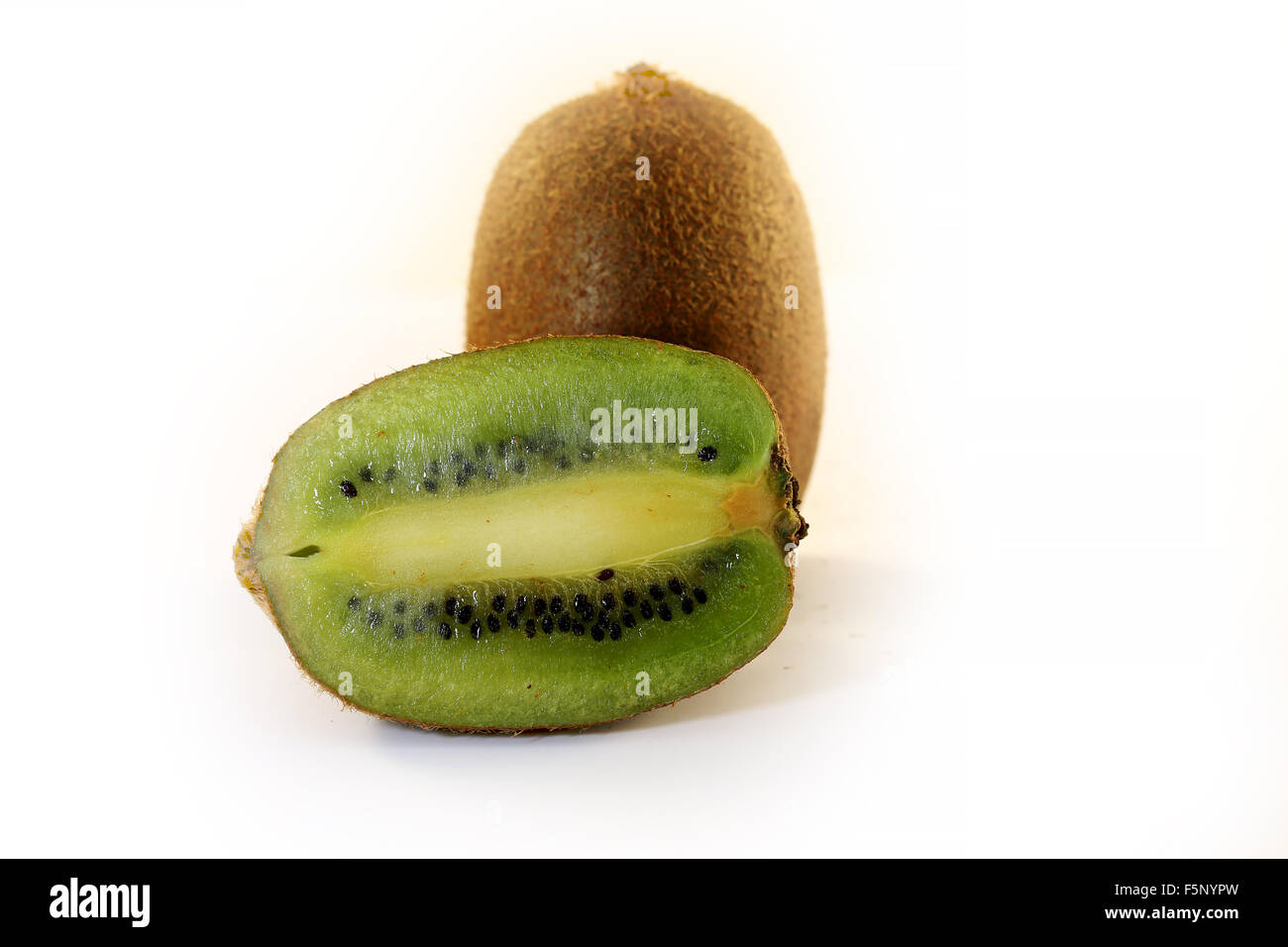 Köstliche Frucht Kiwi fotografiert Nahaufnahme auf weißem Hintergrund Stockfoto