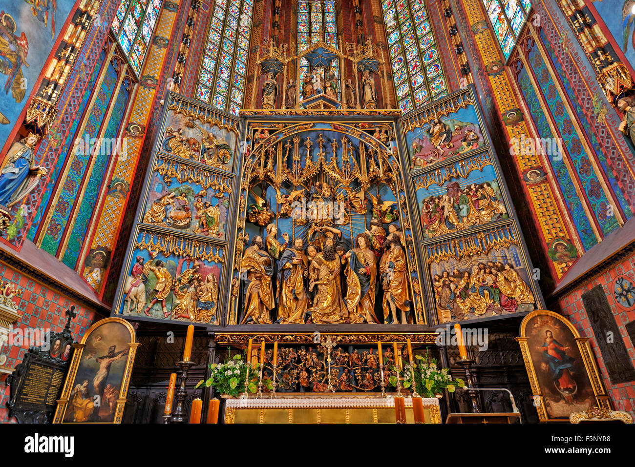 Innenaufnahme mit reichen Verzierungen der Kirche der Gottesmutter angenommen in Himmel oder St. Marien Basilika am Markt Platz von Krakau Stockfoto