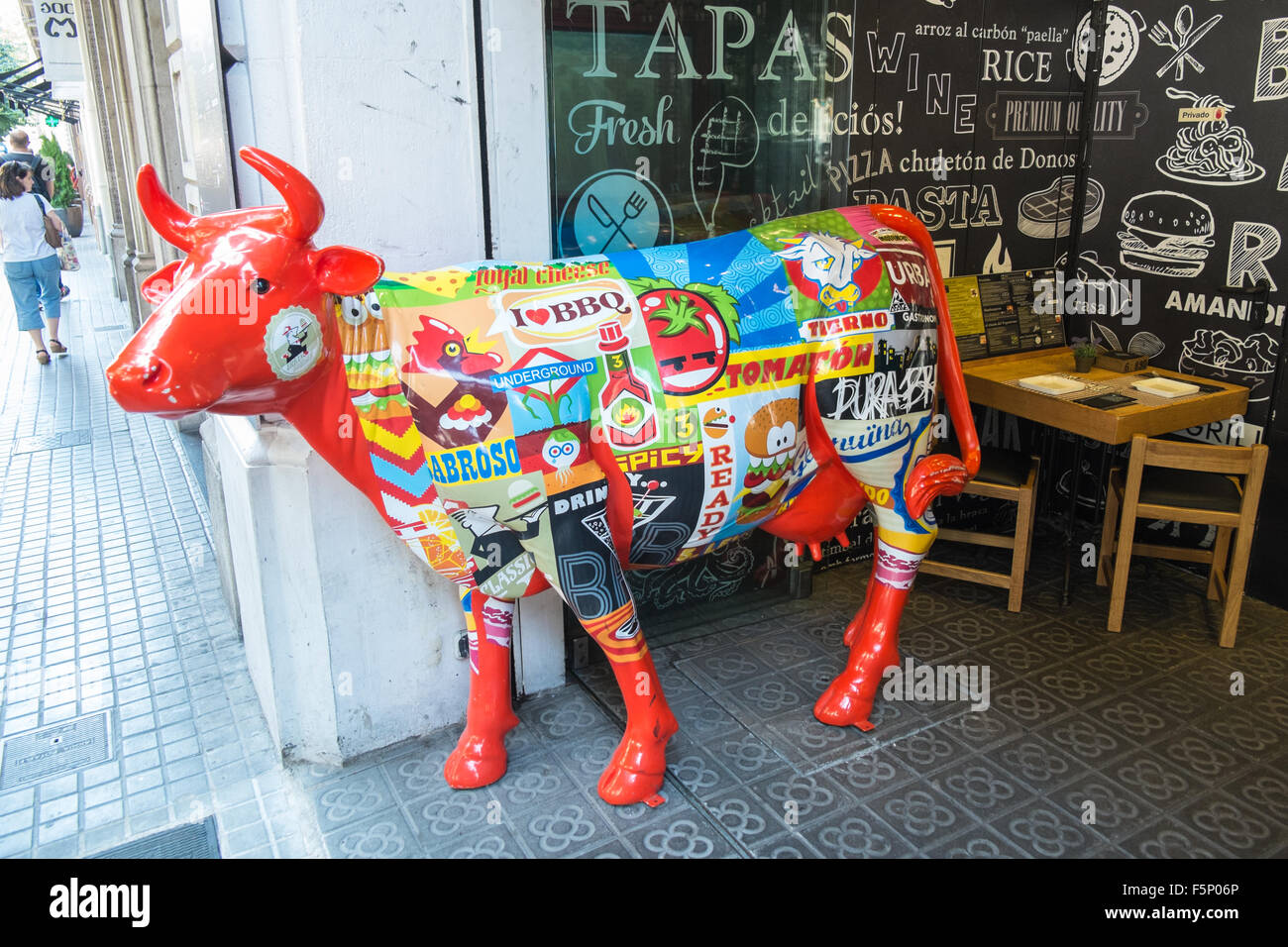 Kuh-Werbung außerhalb Pura Brasa, Grill-Restaurant in der Nähe von Plaza  Catalunya, Barcelona, Katalonien, Spanien Stockfotografie - Alamy