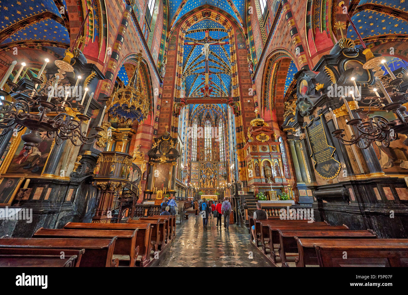 Innenaufnahme mit reichen Verzierungen der Kirche der Gottesmutter angenommen in Himmel oder St. Marien Basilika am Markt Platz von Krakau Stockfoto