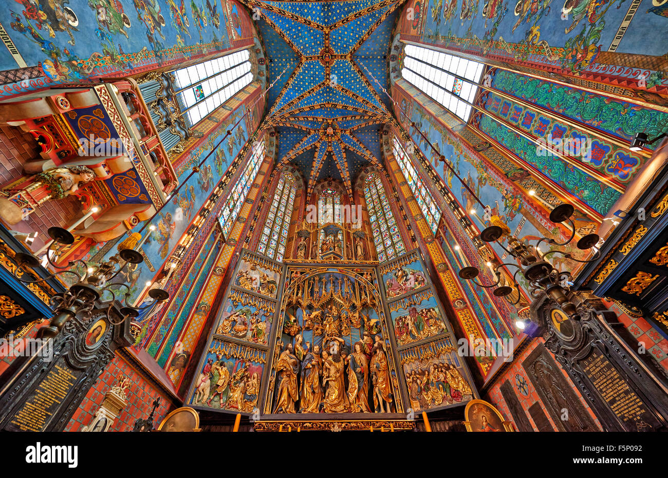 Innenaufnahme mit reichen Verzierungen der Kirche der Gottesmutter angenommen in Himmel oder St. Marien Basilika am Markt Platz von Krakau Stockfoto