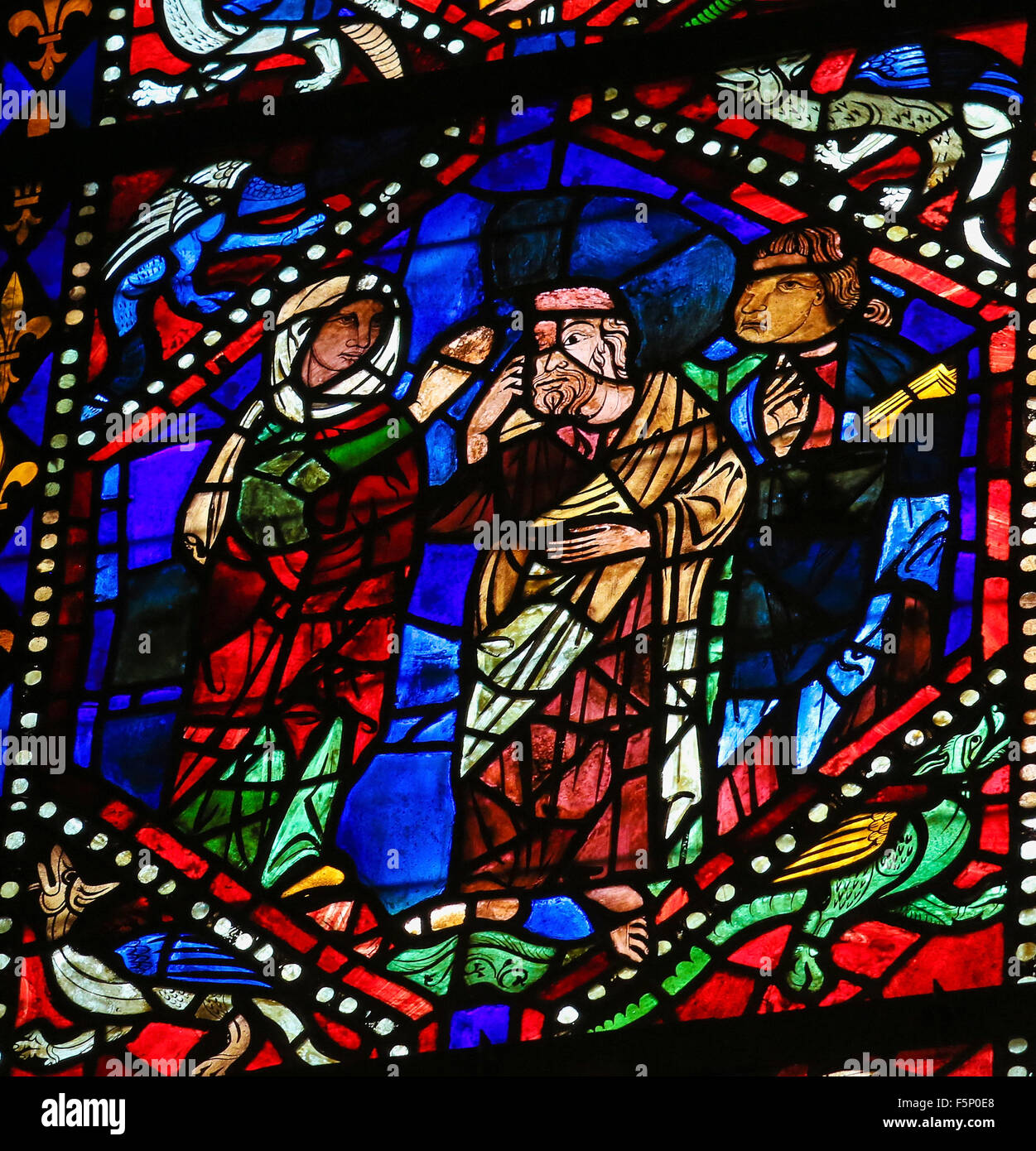LEON, Spanien - 12. August 2014: Glasmalerei-Fenster Darstellung Mutter Mary Segen ein Heiliger in der Kathedrale von León Stockfoto