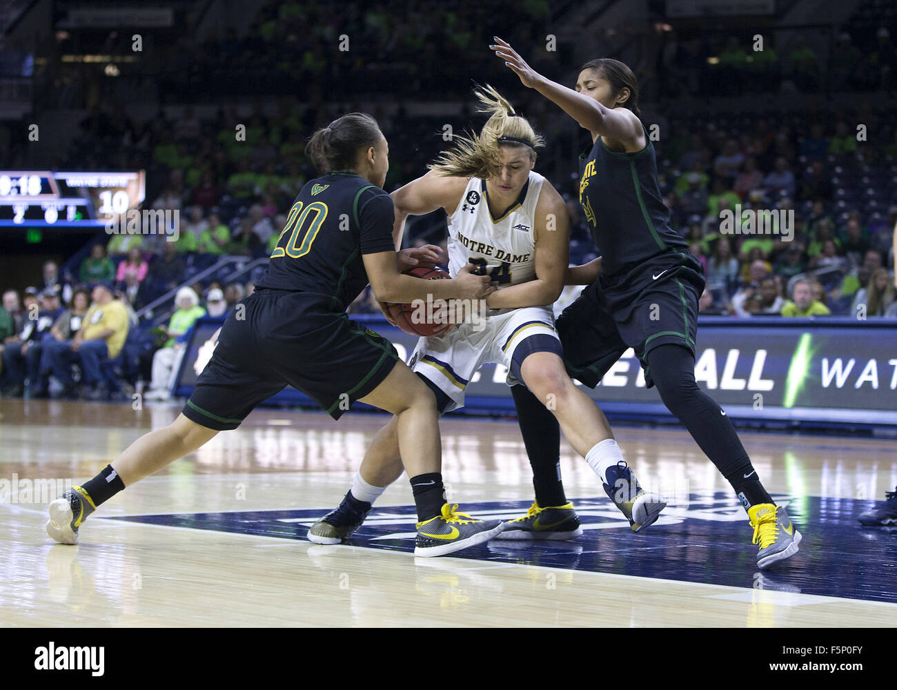 South Bend, Indiana, USA. 7. November 2015. Notre Dame Guard Hannah Huffman (24) und Wayne State Guard Indien Hawkins (20) Kampf um die lockere Kugel während der NCAA Basketball Spiel Action zwischen den Notre Dame Fighting Irish und die Wayne State Warriors im Purcell-Pavillon im Joyce Center in South Bend, Indiana. Notre Dame besiegte Wayne State 101-52. John Mersits/CSM/Alamy Live-Nachrichten Stockfoto