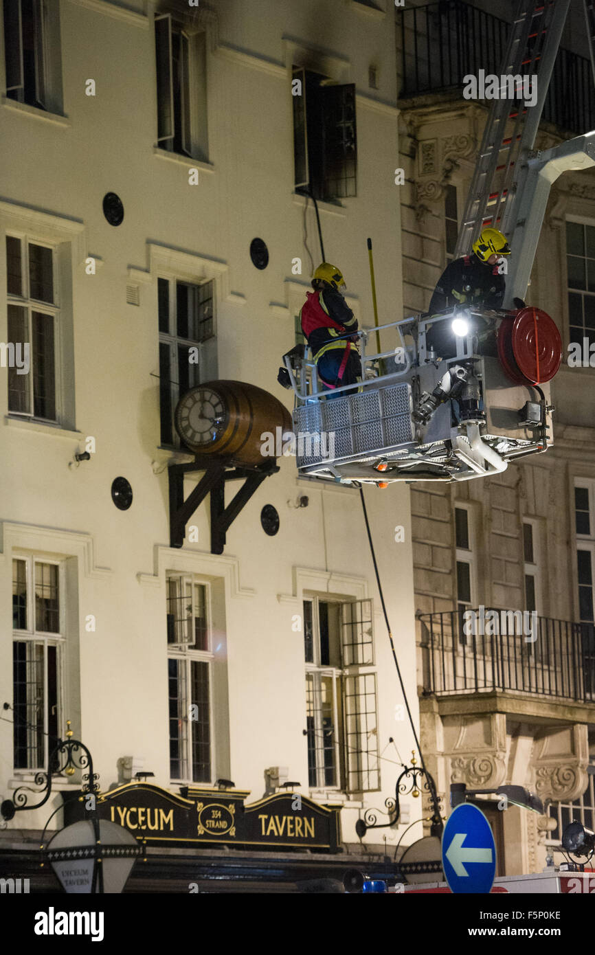 Mindestens sieben Feuerwehrfahrzeuge und eine Mobile Kommandoeinheit besuchen ein Feuer in der Lyceum Tavern auf dem Strand mit: Ansicht wo: London, Vereinigtes Königreich bei: 06 Sep 2015 Stockfoto