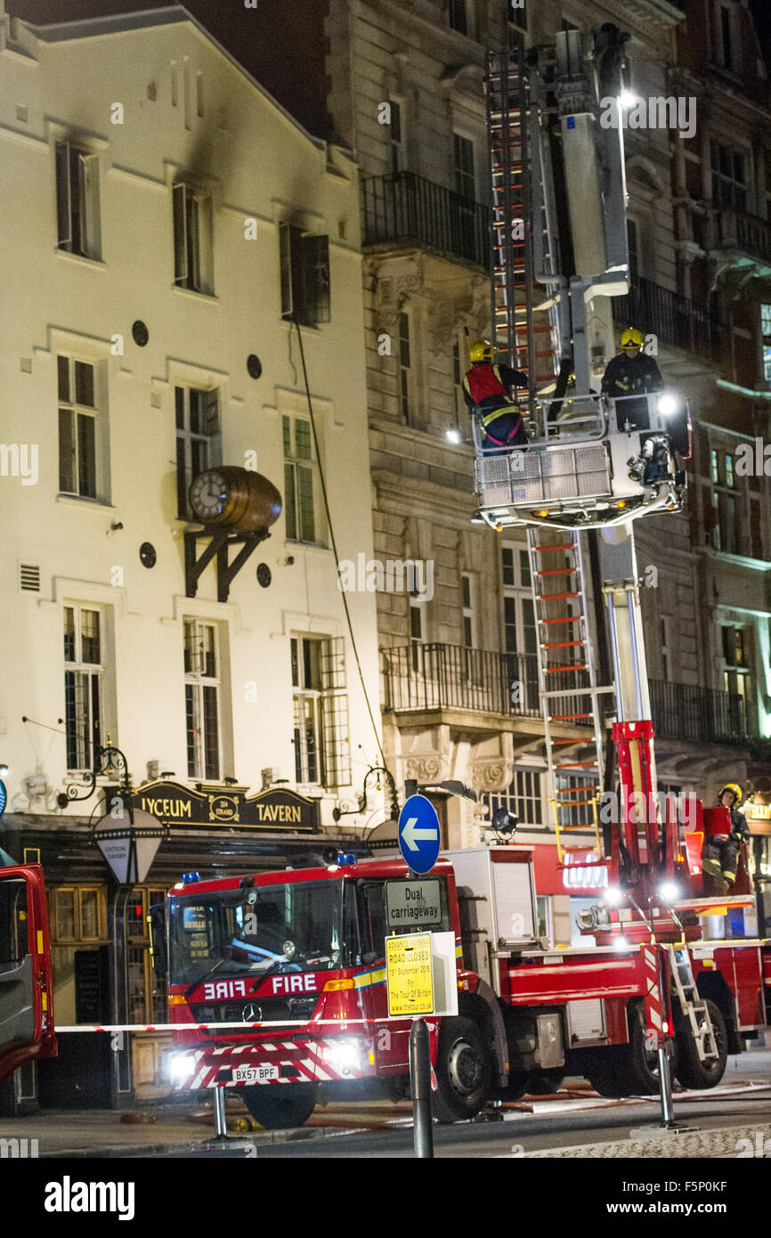 Mindestens sieben Feuerwehrfahrzeuge und eine Mobile Kommandoeinheit besuchen ein Feuer in der Lyceum Tavern auf dem Strand mit: Ansicht wo: London, Vereinigtes Königreich bei: 06 Sep 2015 Stockfoto