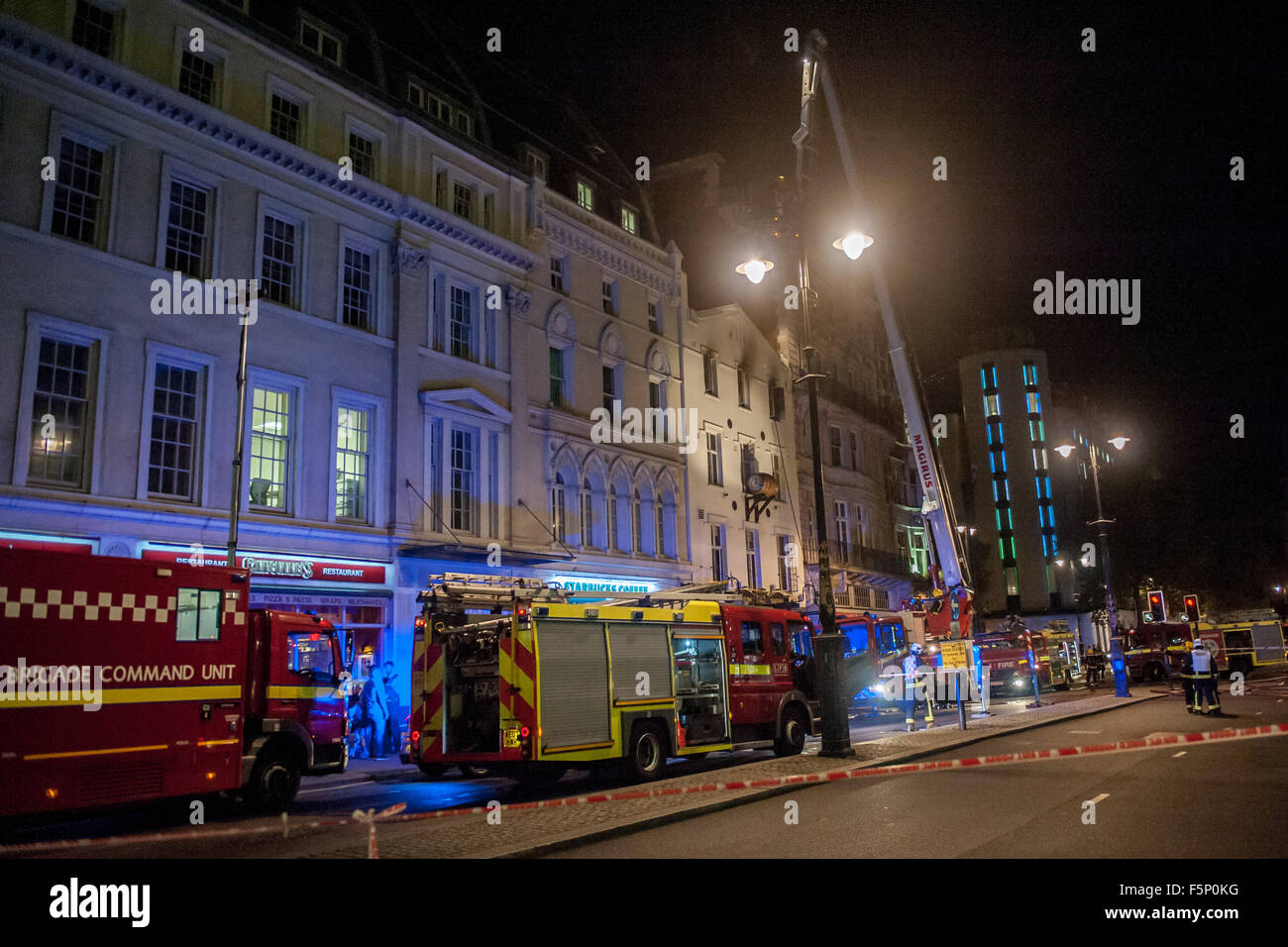Mindestens sieben Feuerwehrfahrzeuge und eine Mobile Kommandoeinheit besuchen ein Feuer in der Lyceum Tavern auf dem Strand mit: Ansicht wo: London, Vereinigtes Königreich bei: 06 Sep 2015 Stockfoto