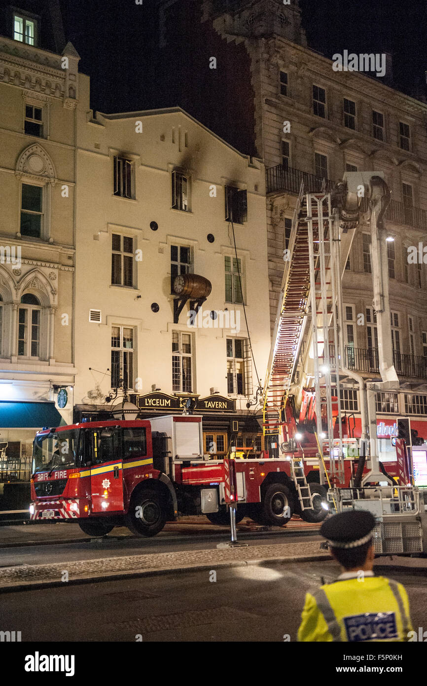 Mindestens sieben Feuerwehrfahrzeuge und eine Mobile Kommandoeinheit besuchen ein Feuer in der Lyceum Tavern auf dem Strand mit: Ansicht wo: London, Vereinigtes Königreich bei: 06 Sep 2015 Stockfoto