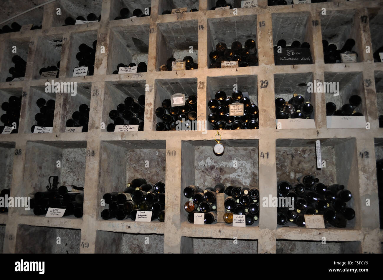 Flaschen Wein in den Kellern der deutschen Weingut gespeichert. Stockfoto