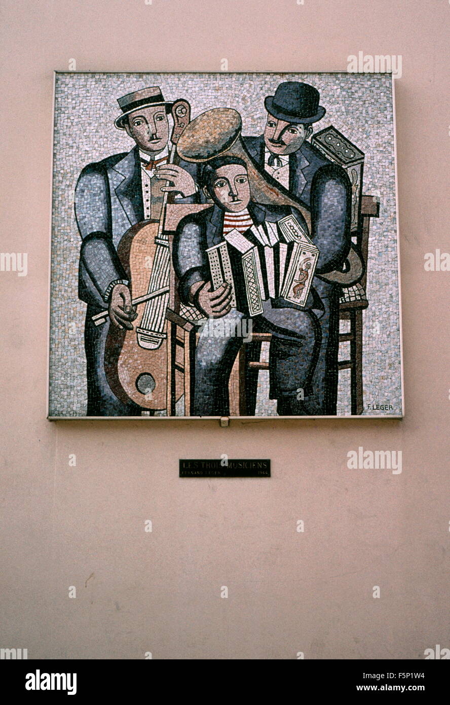 AJAXNETPHOTO. 2002., MONACO. -LEGER-WAND-KUNST - MOSAIK-BILD MIT DEM TITEL "LES TROIS MUSICIENS" DURCH DEN KÜNSTLER FERNAND LÉGER MONTIERT AUF EINER AUßENWAND IM FÜRSTENTUM.   FOTO: JONATHAN EASTLAND/AJAX REF: 00009 Stockfoto