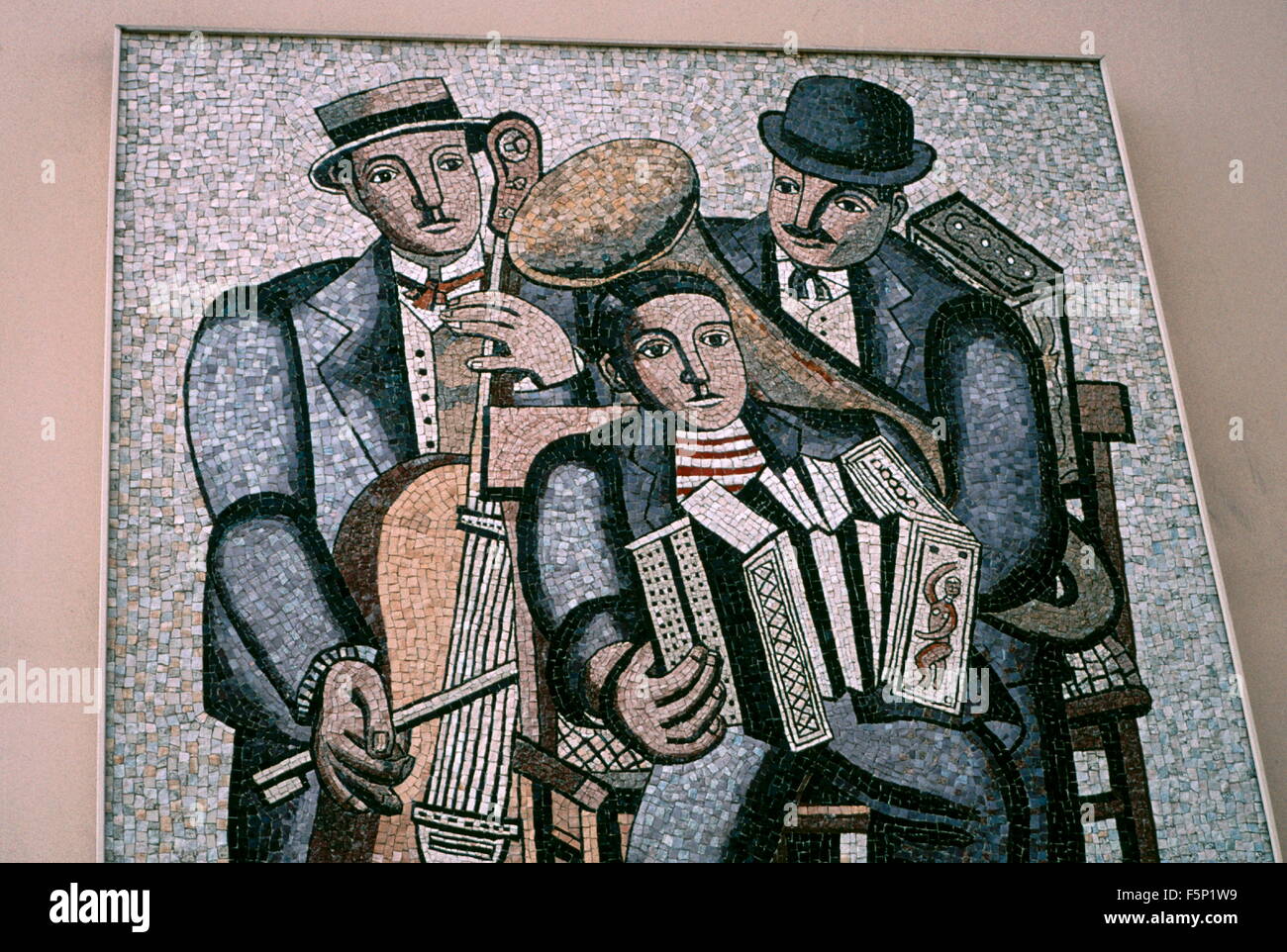 AJAXNETPHOTO. 2002., MONACO. -LEGER-WAND-KUNST - MOSAIK-BILD MIT DEM TITEL "LES TROIS MUSICIENS" DURCH DEN KÜNSTLER FERNAND LÉGER MONTIERT AUF EINER AUßENWAND IM FÜRSTENTUM.   FOTO: JONATHAN EASTLAND/AJAX REF: 000010 Stockfoto