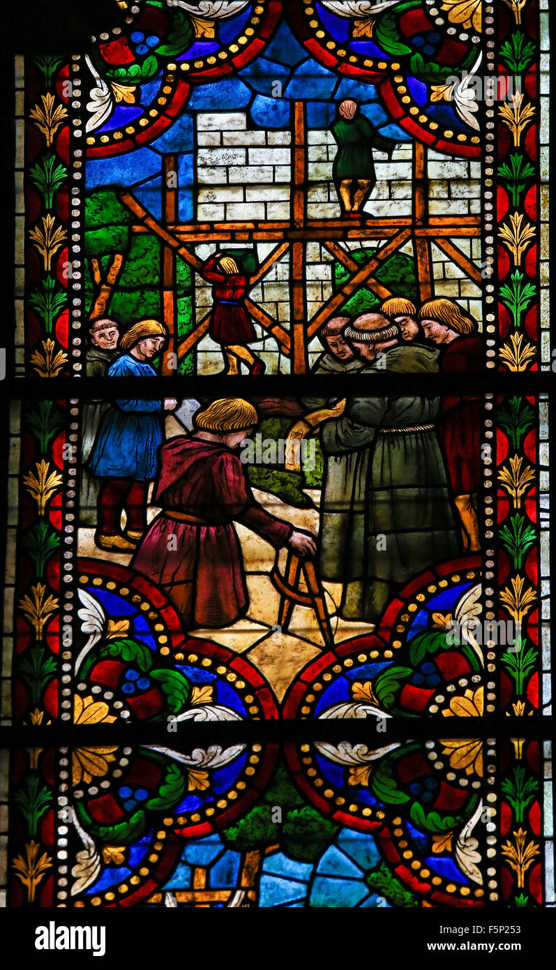 LEON, Spanien - 12. August 2014: Glasmalerei-Fenster zeigt den Bau einer gotischen Kathedrale in der Kathedrale von Leon in Stockfoto