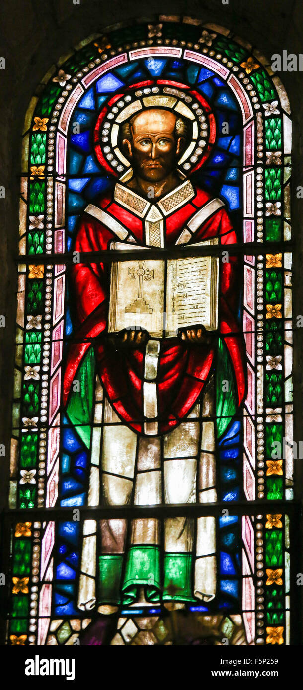 Glasmalerei-Fenster Darstellung eines katholischen Heiligen und der Bibel in der Basilika San Isidoro in León Stockfoto