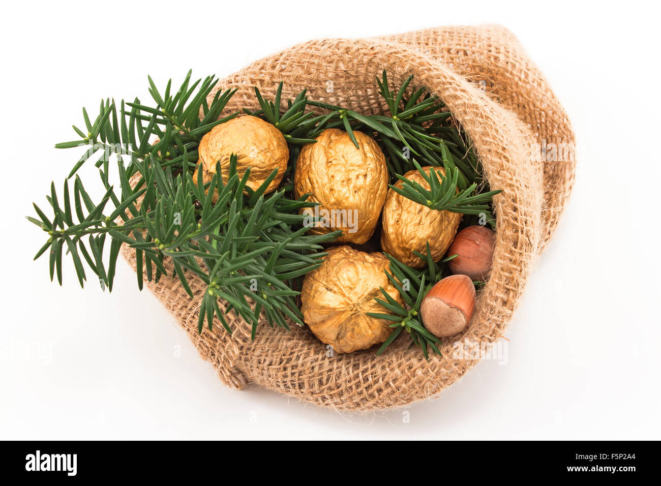 Weihnachts-Dekoration mit gold Walnüsse. Stockfoto