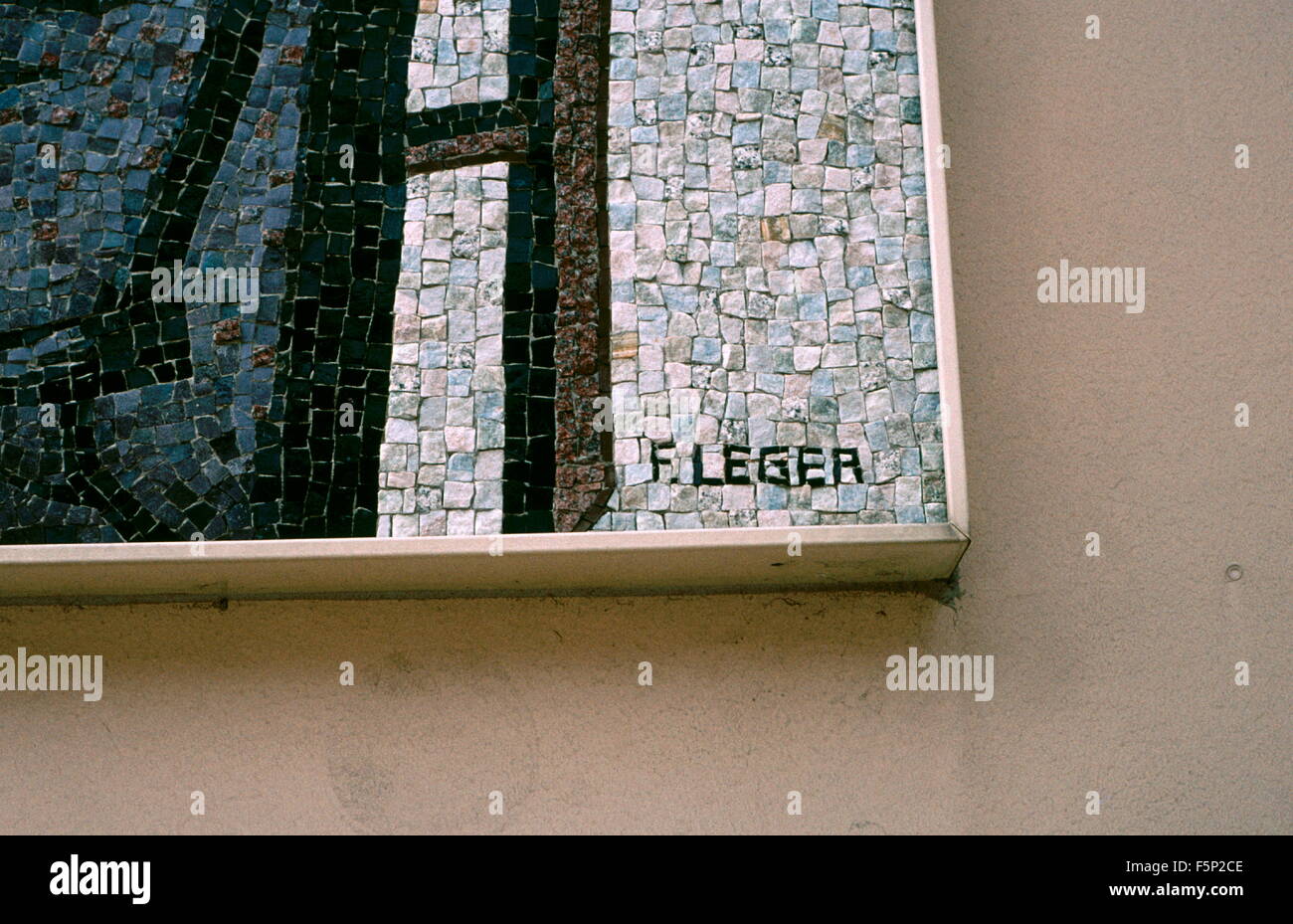 AJAXNETPHOTO. 2002., MONACO. -LEGER-WAND-KUNST - KÜNSTLER-SIGNATUR AUF EIN MOSAIK-BILD MIT DEM TITEL "LES TROIS MUSICIENS" DURCH DEN KÜNSTLER FERNAND LÉGER MONTIERT AUF EINER AUßENWAND IM FÜRSTENTUM.   FOTO: JONATHAN EASTLAND/AJAX REF: 00011 Stockfoto