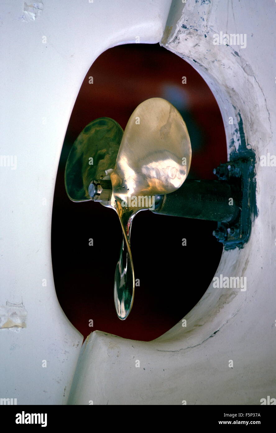 AJAXNETPHOTO. HAMBLE, ENGLAND. -POWER YACHT - EIN FRISCH POLIERTEN YACHT-PROPELLER.  FOTO: JONATHAN EASTLAND/AJAX REF: 215012 28 Stockfoto
