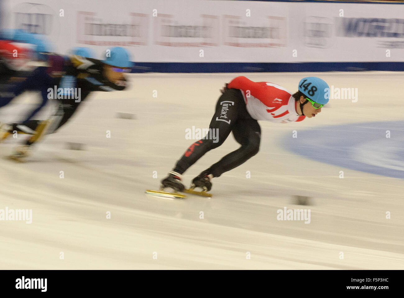 Toronto, Kanada. 7. November 2015: ISU World Cup Short Track, Toronto - Charle Ciurnoyer (148) (CAN) konkurriert im Halbfinale der Männer 1500 m. Foto: Peter Llewellyn/Alamy Live-Nachrichten Stockfoto