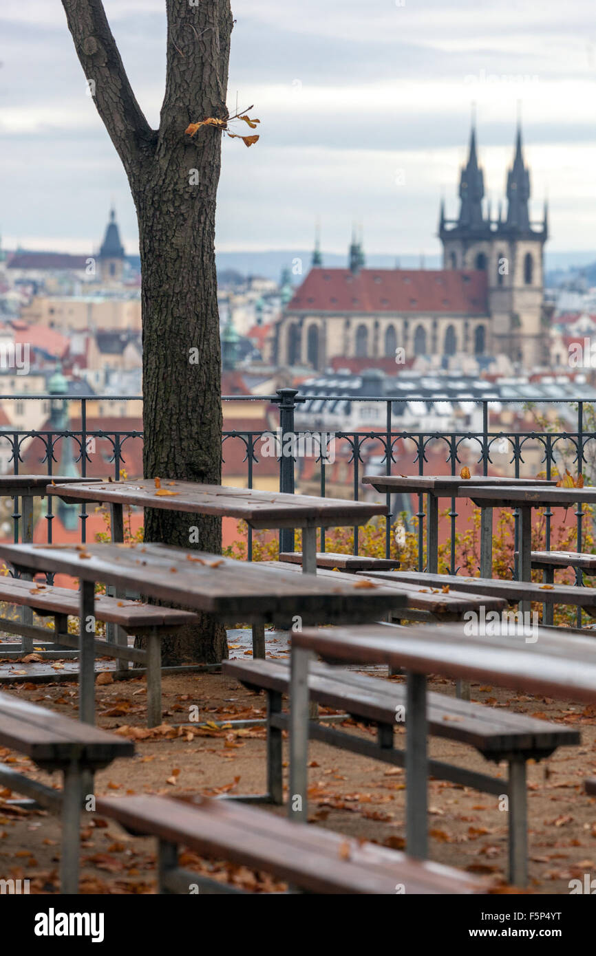 Leerer Biergarten in Herbststadt Blick auf die Tyn-Kirche in der Altstadt von Prag Letna Park Tschechische Republik Herbst Stockfoto