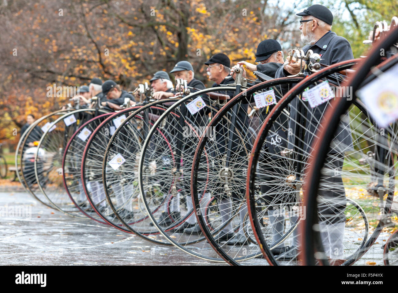 Leute in einem traditionellen Penny Farthing Fahrradrennen. Teilnehmer in historischen Kostümen, Prager Letna Park Herbst Tschechische Republik Stockfoto