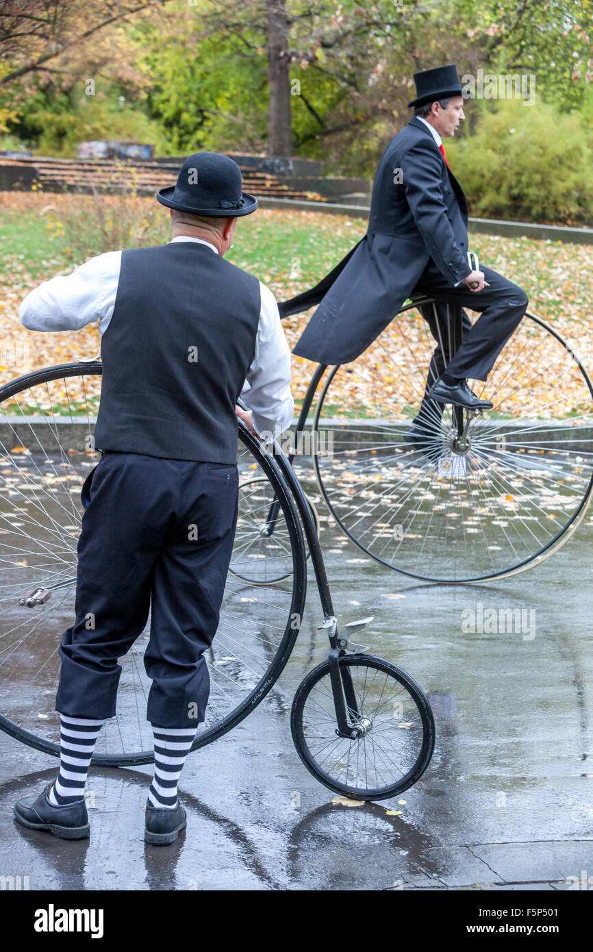 Man fährt mit dem Fahrrad in traditionellem Stil Penny Farthing Bike City Race. Prag trägt, Schwanz, Frack Stockfoto