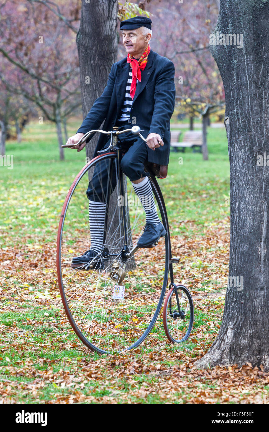 Menschen in traditionellen Penny Farthing Radrennen. Teilnehmer gekleidet in historischen Kostümen, Prager Letna Park Herbst Tschechische Republik Stockfoto