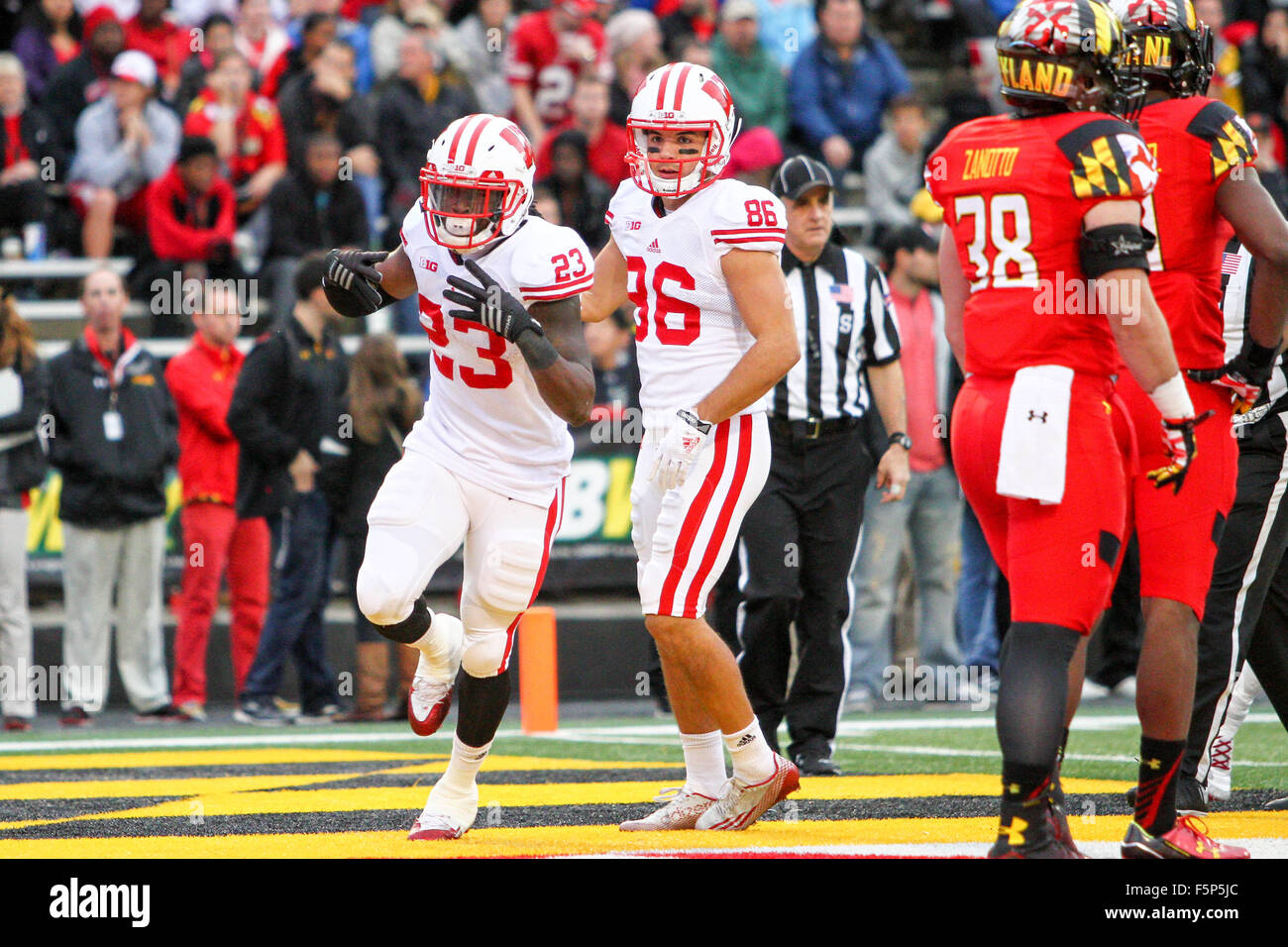 College Park. Maryland, USA. 7. November 2015. Wisconsin Badgers Runningback Wagen Ogunbowale #23 feiert nach seinem Tor einem Touchdown in der ersten Hälfte der NCAA Football-Spiel zwischen Maryland Terrapins und die Wisconsin Badgers Byrd Stadium in College Park MD. Kenia Allen/CSM/Alamy Live-Nachrichten Stockfoto