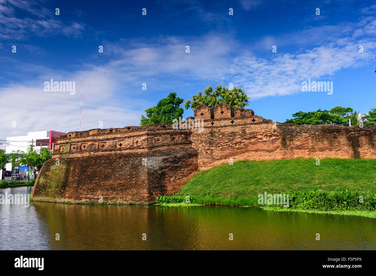 Chiang Mai, Thailand antiken Stadtmauer und graben. Stockfoto