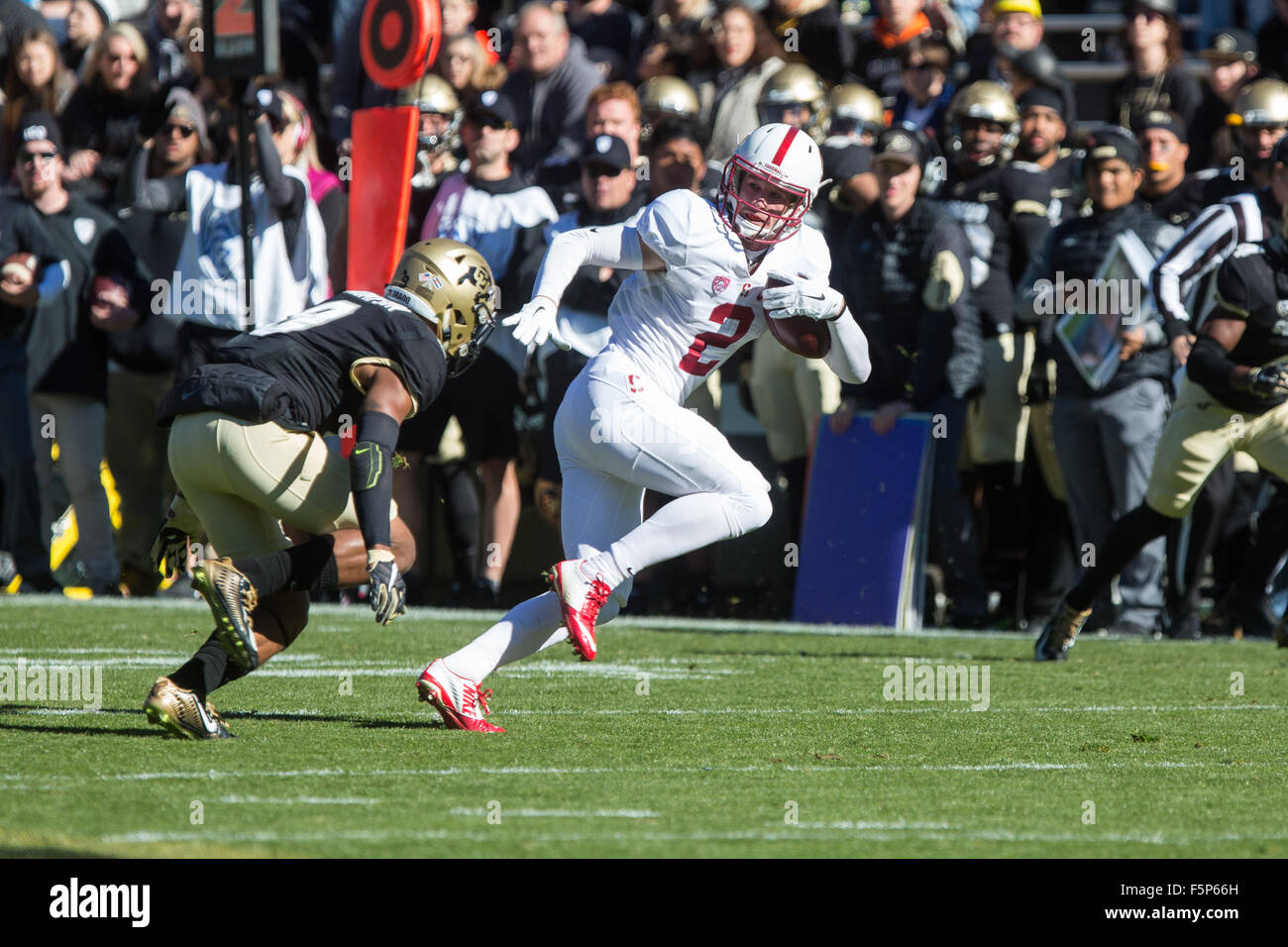 Boulder, Colorado, USA. 7. November 2015. Stanford Empfänger Trenton Irwin läuft weg von der Angriff von Colorado Defender Tedric Thompson im ersten Quartal in Boulder. Stanford schlagen Colorado 42-10. Bildnachweis: Csm/Alamy Live-Nachrichten Stockfoto