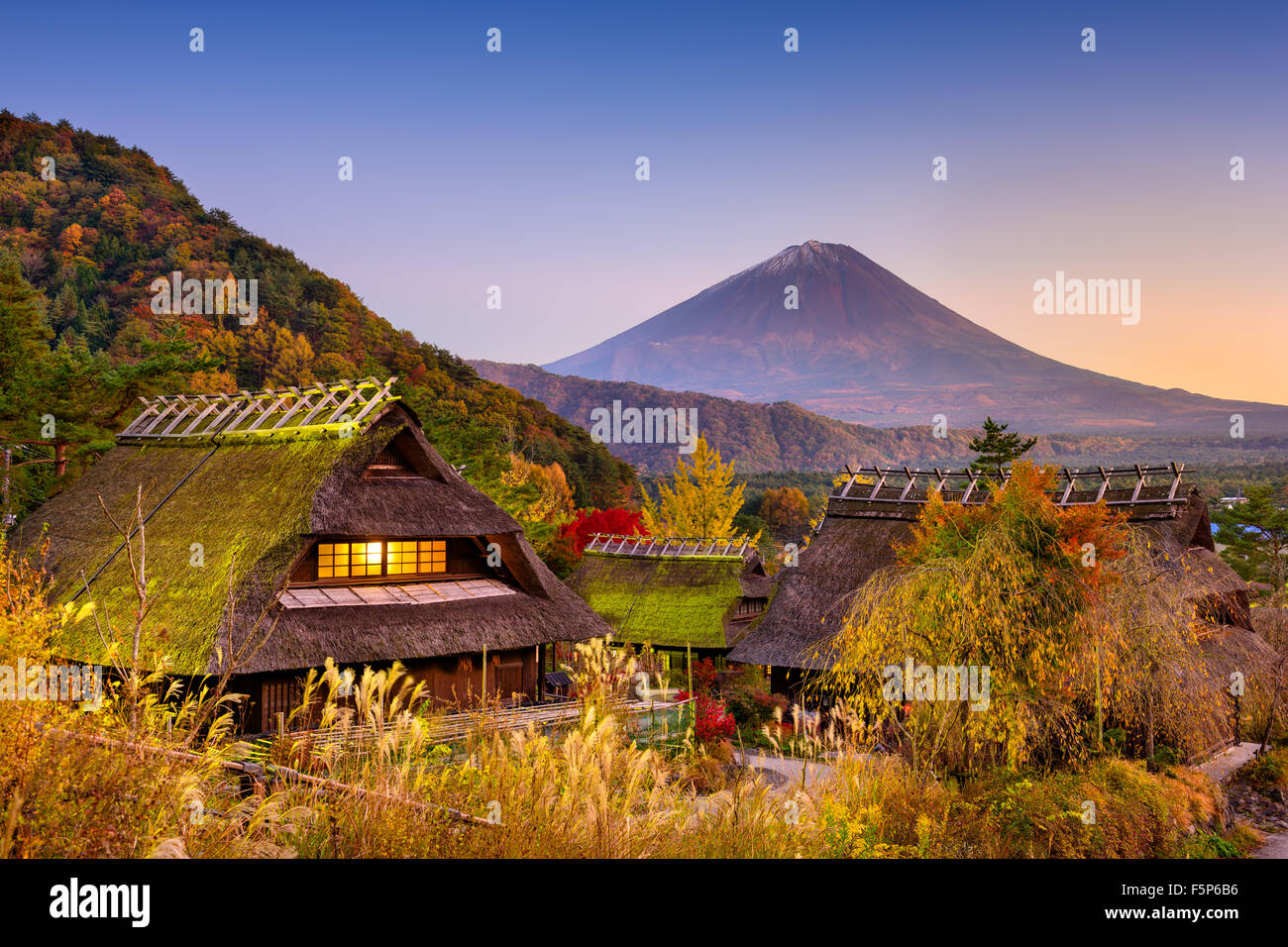 Mount Fuji, Japan von einem historischen Dorf gesehen. Stockfoto