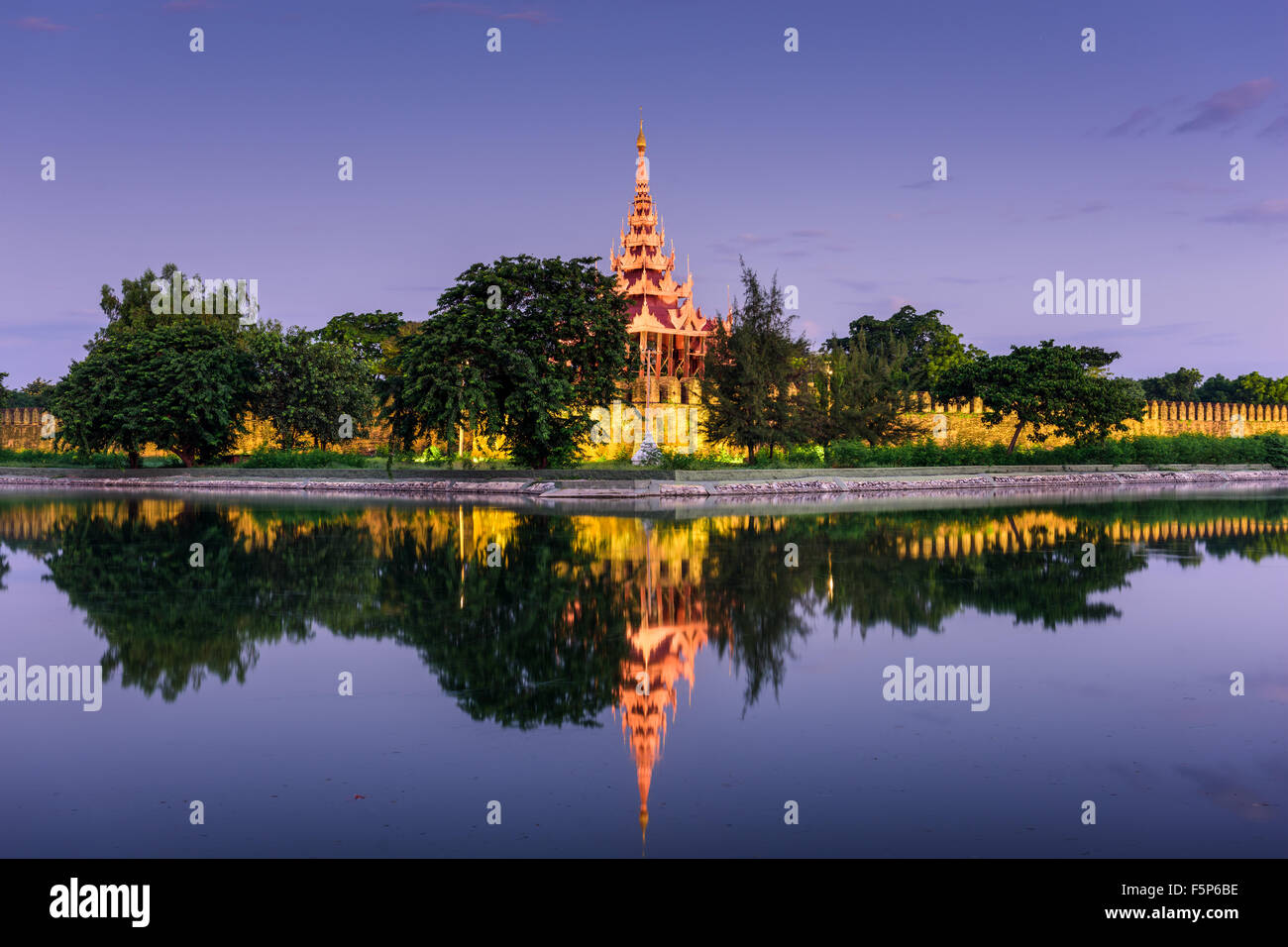 Mandalay, Myanmar am Palast Wall und Graben Stockfoto