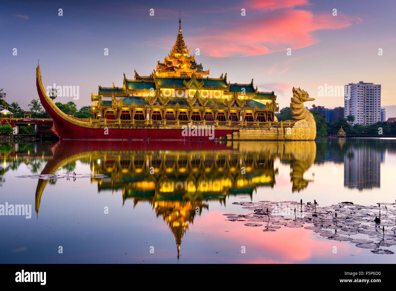 Yangon, Myanmar im Karaweik Palace in Kandawgyi Royal Lake. Stockfoto