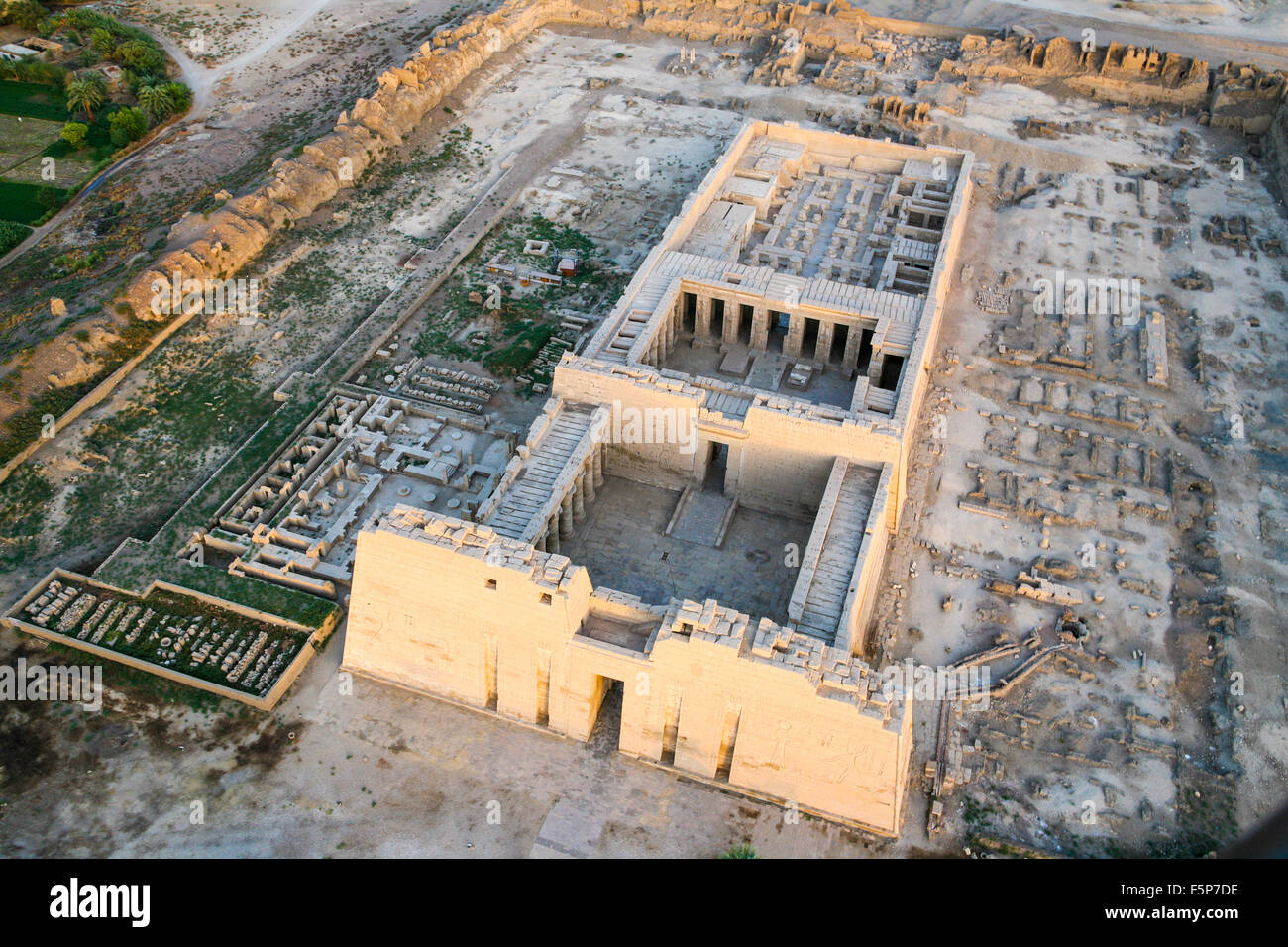 Aerial View Ruined Tempel, Ägypten zeigen Ausgrabungen und Variuos Artefakte aus eine archäologische Graben Stockfoto