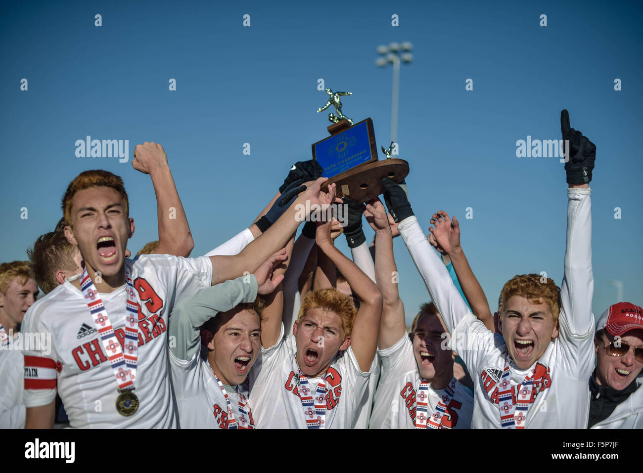 7. November 2015 - Albuquerque, New Mexico, USA - Journal.Albuquerque Akademie jungen Fußball-Nationalmannschaft nach der jungen 5A Zustand-Fußball-Meisterschaft durch das Besiegen von Los Alamos Essen feiern... Albuquerque, New Mexico (Kredit-Bild: © Roberto E. Rosales/Albuquerque Journal über ZUMA Draht) Stockfoto