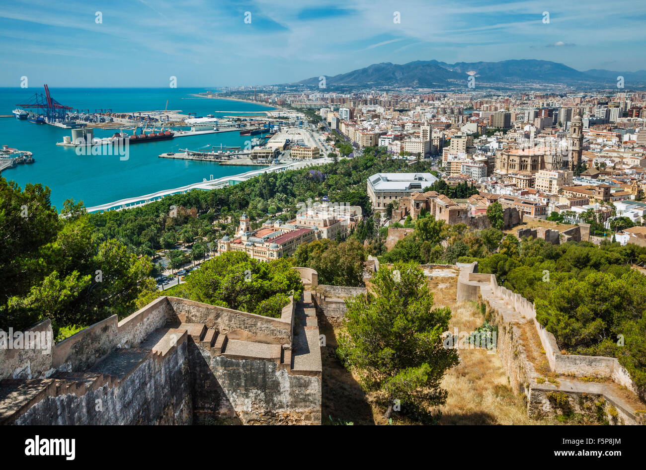 Blick auf Malaga von Gibralfaro mit Alcazaba, die Altstadt und die Kathedrale von Malaga und Hafen von Malaga Stockfoto