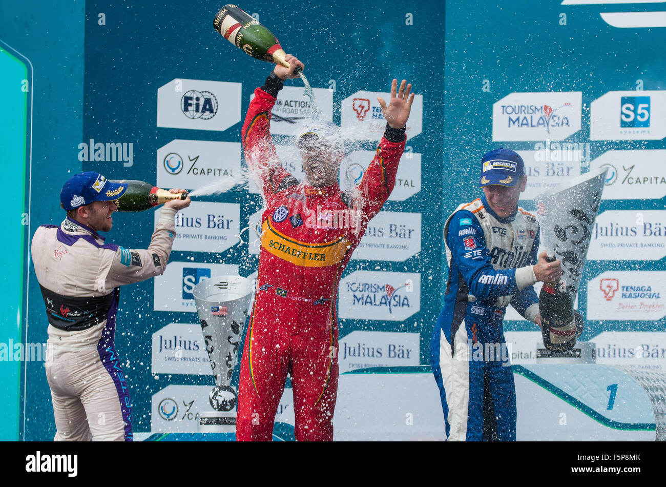 Lucas di Grassi, Sam Bird und Robin Frijns spray Champagner auf dem Siegertreppchen nach der 2015 malaysische ePrix in Putrajaya. Stockfoto