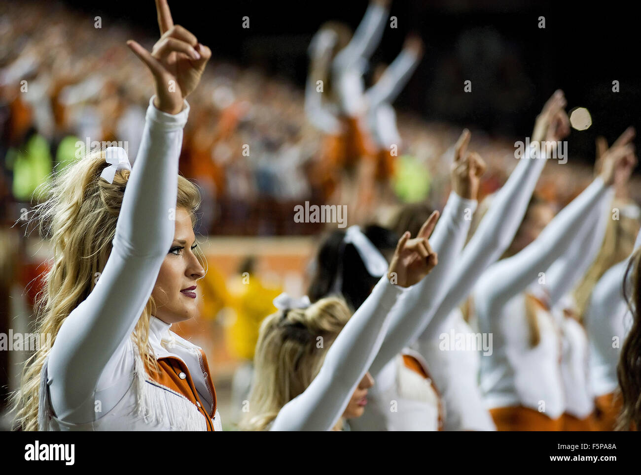 Austin, Texas, USA. 7. November 2015. Texas Longhorns Cheerleader in Aktion während der NCAA Football-Spiel zwischen Kansas im Darrell K. Royal Texas Memorial Stadium in Austin, TX. Mario Cantu/CSM/Alamy Live-Nachrichten Stockfoto