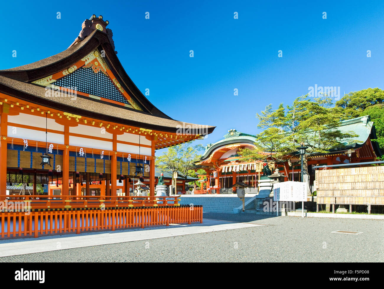 Orange Tempel Gebäude des Fushimi Inari-Taisha Schrein mit den Haiden auf der rechten Seite Stockfoto