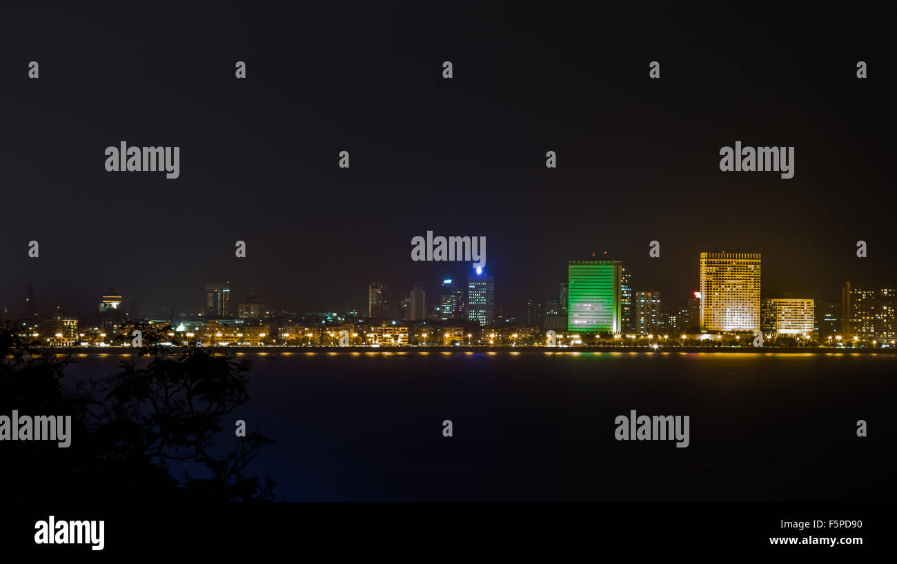 Mumbais Nariman Point in der Nacht zusammen mit Meer Stockfoto