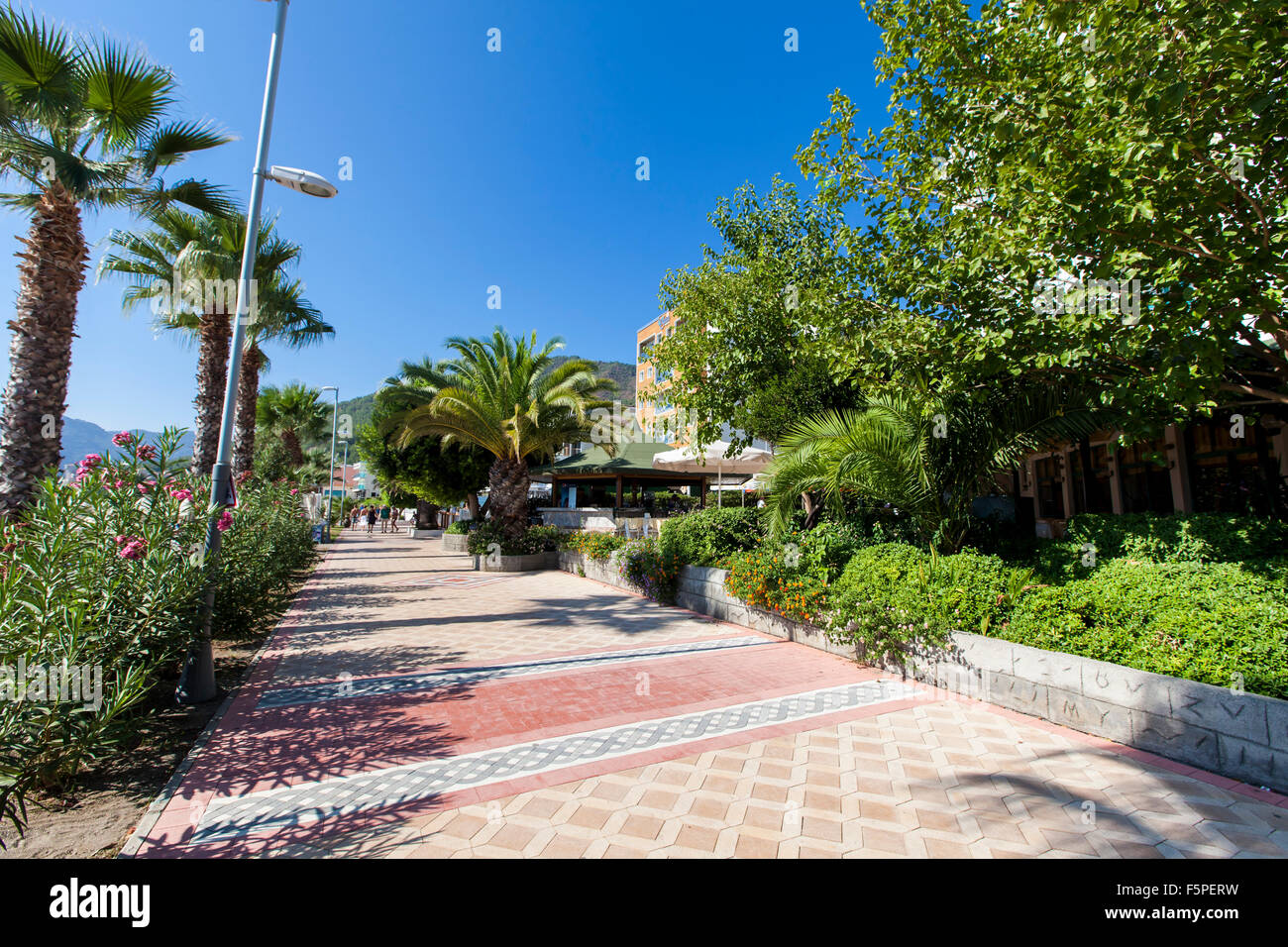 MARMARIS, Türkei - 15. September 2014: Unidentified Touristen am Gehweg durch die modernen Hotels in Marmaris, Türkei. Marmaris ist wir Stockfoto