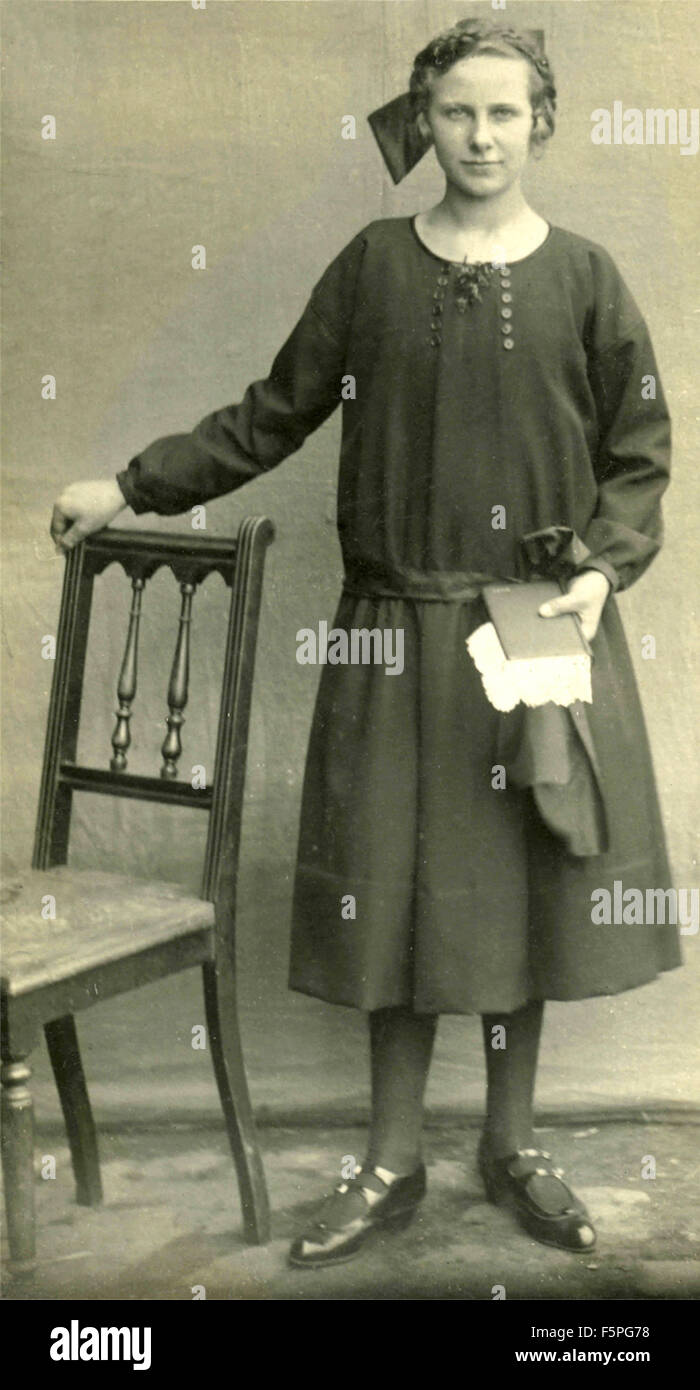 Porträt einer jungen Frau, gekleidet in schwarzen und weißen Kragen, Italien Stockfoto