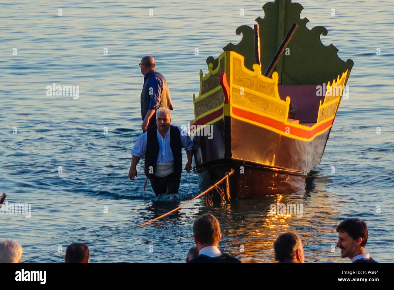 Benidorm, Spanien. 7. November 2015. Mit über 55 Fiestas in Benidorm jedes Jahr ist dies die große ein "Las Fiestas Patronales", zu Ehren des Schutzheiligen, der Virgen del Sufragio und San Jaime Apostle gefeiert. Die parade hier einheimischen Poniente Strand für das Re-Enactment der Feststellung der Virgen del Sufragio heraus zum Meer hinunter. Bildnachweis: Mick Flynn/Alamy Live-Nachrichten Stockfoto