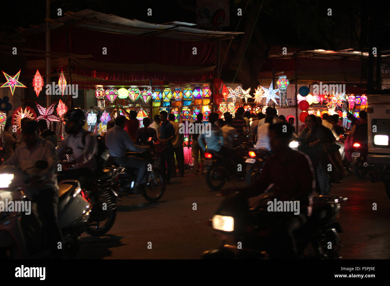 Pune, Indien - 7. November 2015: Menschen in Indien Einkaufen für Himmelslaternen anlässlich Diwali-fest in Indien Stockfoto