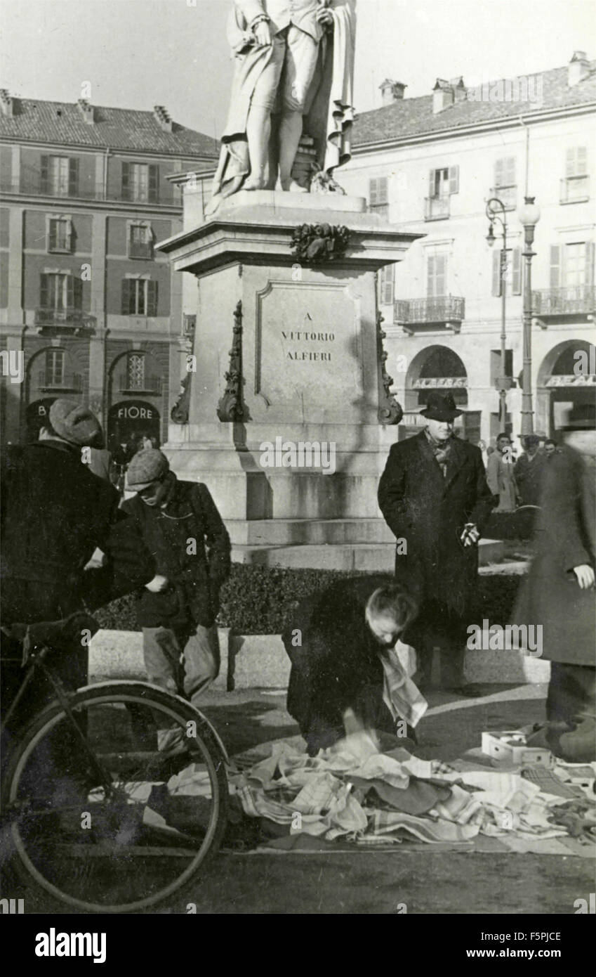 Ein Mann vor dem Denkmal zu Vittorio Alfieri, Asti, Italien Stockfoto